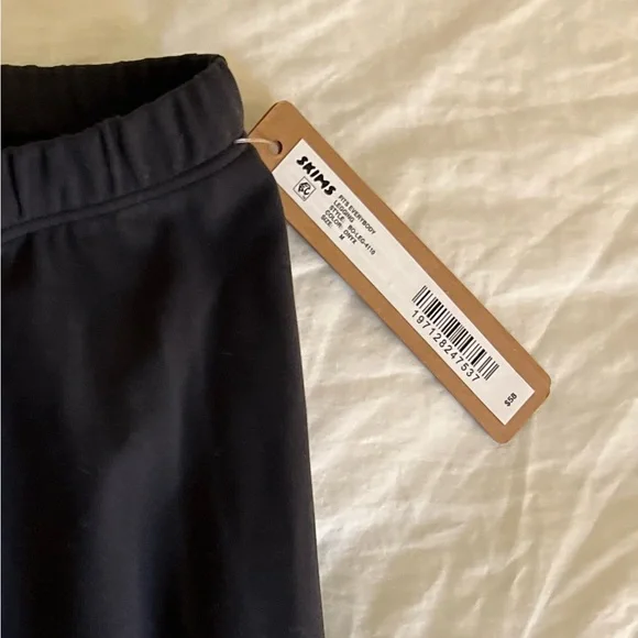 SKIMS Fits Everybody Legging in Onyx - Picture 2 of 3